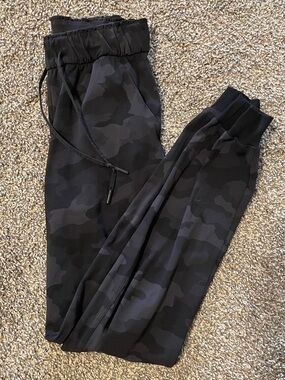 🍋 Lululemon Black Charcoal Camo Joggers 🍋